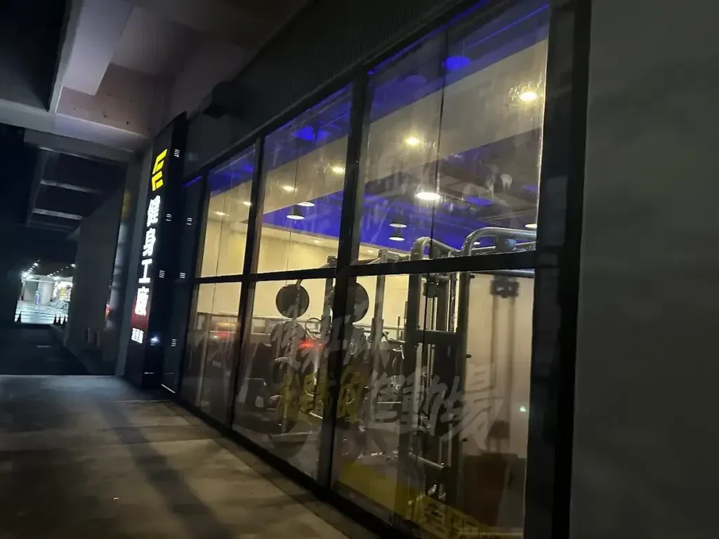 玻璃貼施工案例，玻璃貼、櫥窗貼圖、店面門面，都市彩繪案例