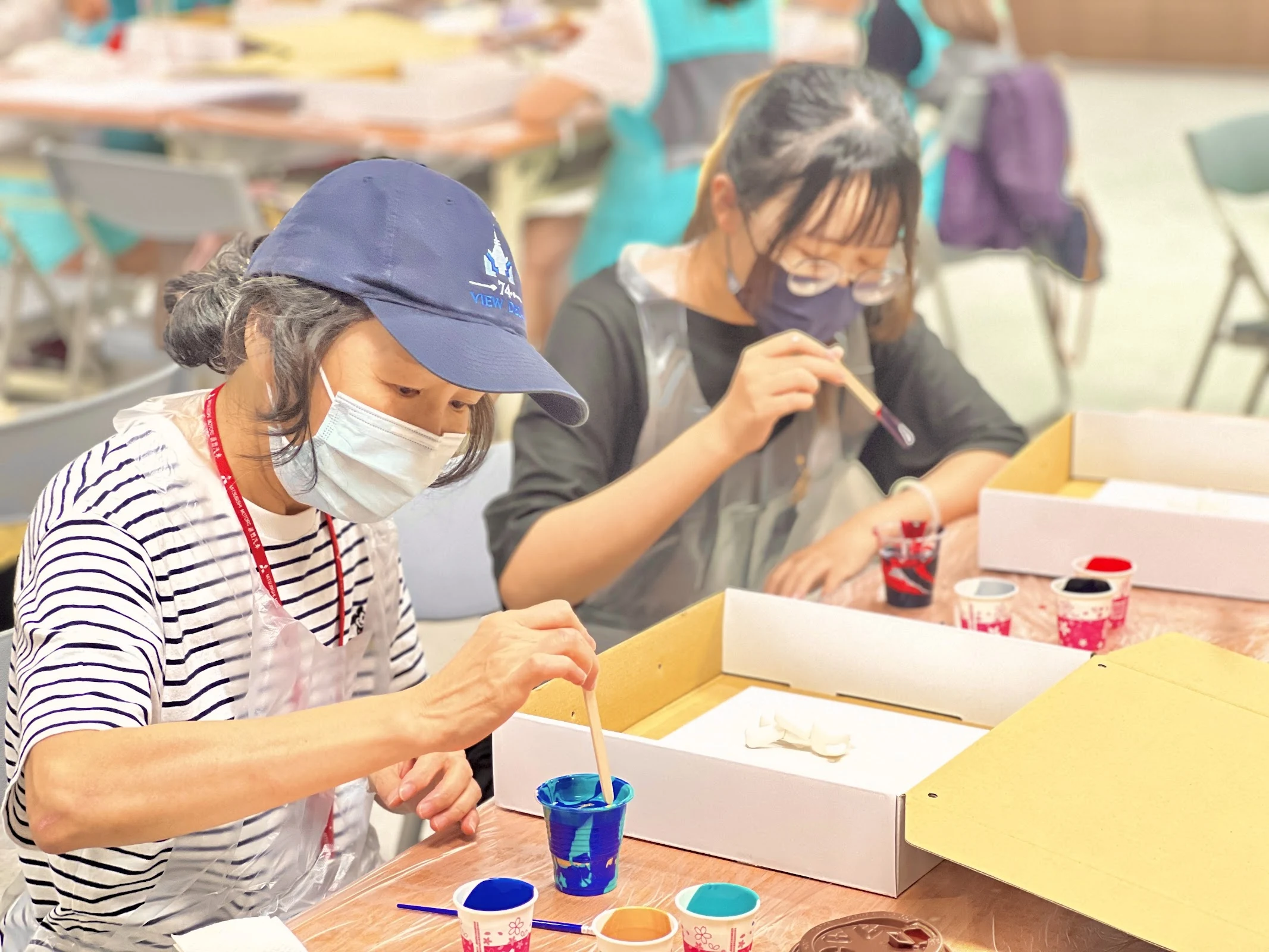 參與者進行手作彩繪互動